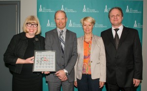 Rector (UiA) Torunn Lauvdal with the plaque from the Research Council which shows that the project Offshore Mechatronics has been awarded SFI status. Here together with Eirik Normann (Research Council), Anne-Grete Ellingsen (GCE NODE) and Faculty Dean Frank Reichert (UiA).